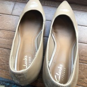 Clarks size 8 patent beige pumps! Heels are patent too.  Gorg and comfy!
